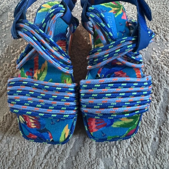 Farm Rio Blue Macaw rainbow Platform Sandals tropical cross cross straps Size 6 - Picture 3 of 12